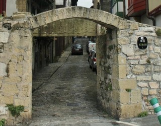 Erdi Aroan Hondarribiko hiribilduaren iparraldeko muga zen San Nikolas atea aztergai