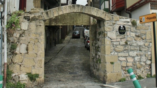 Erdi Aroan Hondarribiko hiribilduaren iparraldeko muga zen San Nikolas atea aztergai