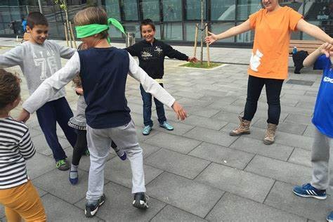 Erdarara lerratzeko joera apurtzeko 'Parketarrak' bueltan da Irun eta Hondarribiko haur-parkeetan