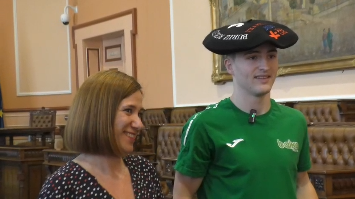 Unai Amiano txapeldunari harrera egin diote Irungo udaletxean