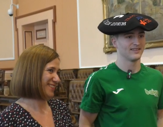 Unai Amiano txapeldunari harrera egin diote Irungo udaletxean