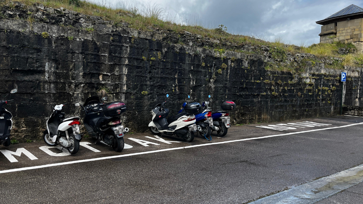 Motorren hainbat aparkaleku berrantolatu dituzte Alde Zaharrean