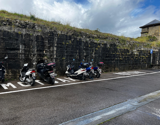 Motorren hainbat aparkaleku berrantolatu dituzte Alde Zaharrean