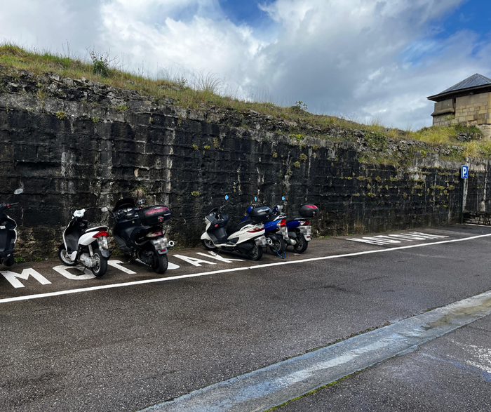 Motorren hainbat aparkaleku berrantolatu dituzte Alde Zaharrean