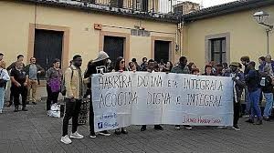 Azken urtebetean Martindozeneako udal aterpetxea itxita zegoela aprobetxatuz, Gurutze Gorriak bertan eman die aterpe Irunera heltzen ziren trantsitzoz