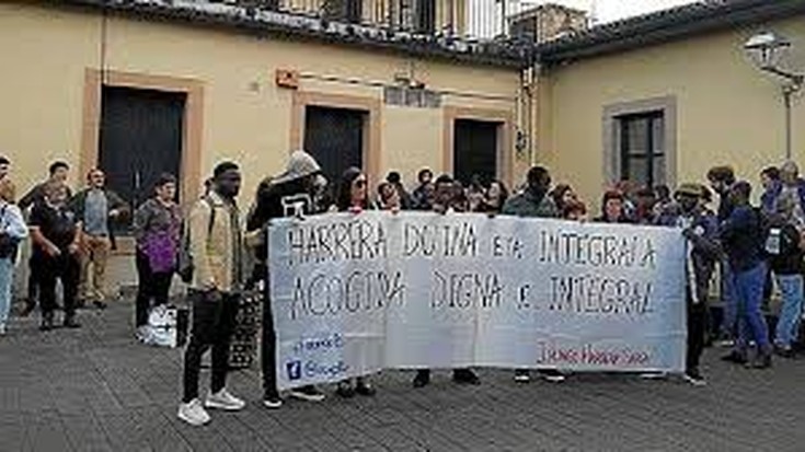 Azken urtebetean Martindozeneako udal aterpetxea itxita zegoela aprobetxatuz, Gurutze Gorriak bertan eman die aterpe Irunera heltzen ziren trantsitzoz