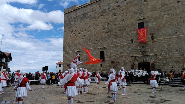 Historia berridazteko mugarria jarri dute Nafarroako azken portuan