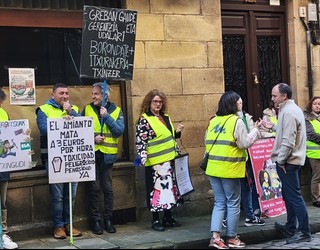 Txinzerreko grebalariak Hondarribiko udaletxean mobilizatu dira gaur, greba mugagabean astea bete dutela