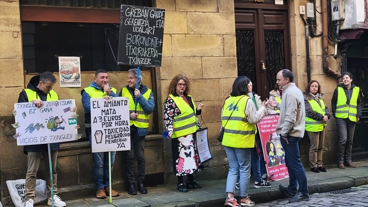 Txinzerreko grebalariak Hondarribiko udaletxean mobilizatu dira gaur, greba mugagabean astea bete dutela