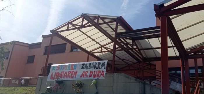 Udal Gobernuaren azalpenek ez dituzte Talaiako gurasoen kezka eta haserrea baretu