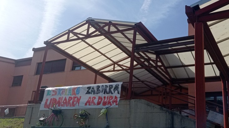 Udal Gobernuaren azalpenek ez dituzte Talaiako gurasoen kezka eta haserrea baretu