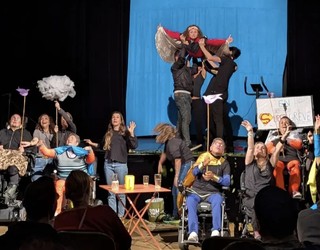 Antzerkiaren Maiatza festibalaren motorrak berotuta, espektakulua hasteko prest da Hendaian