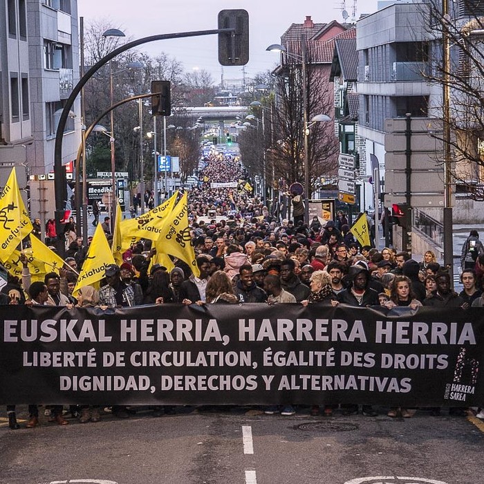“Euskal Herria harrera herria” leloarekin 5000 lagun inguru mobilizatu ziren larunbatean Hendaia eta Irun arteko martxan