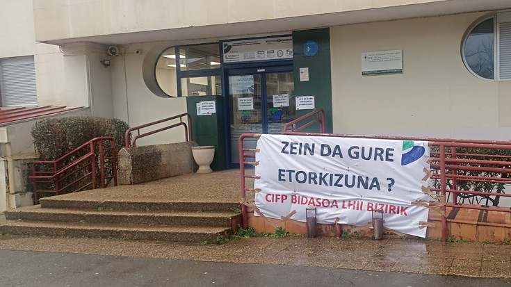Bidasoa Institutuko patioa salbatzeko sinadura bilketa abian jarri dute