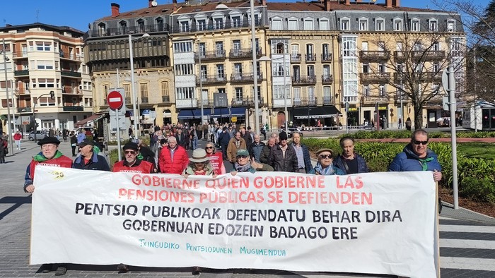Pentsionisten duintasuna «joko politikotik kanpo uzteko» exijitu dute Irunen