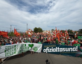 Euskal selekzioaren ofizialtasunaren alde, Irun eta Hendaia batu zituen giza kate jendetsuak