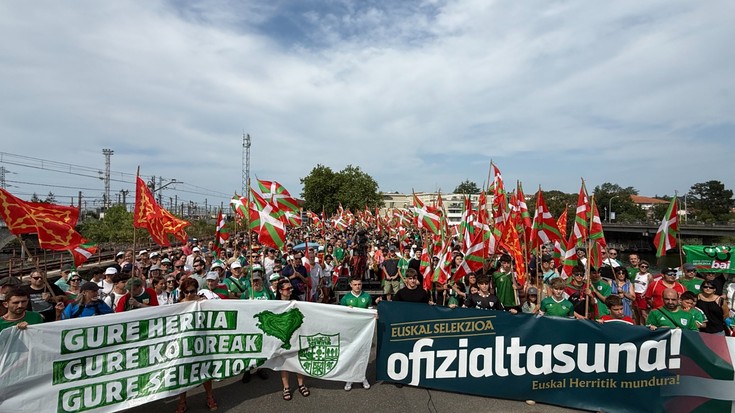 Euskal selekzioaren ofizialtasunaren alde, Irun eta Hendaia batu zituen giza kate jendetsuak