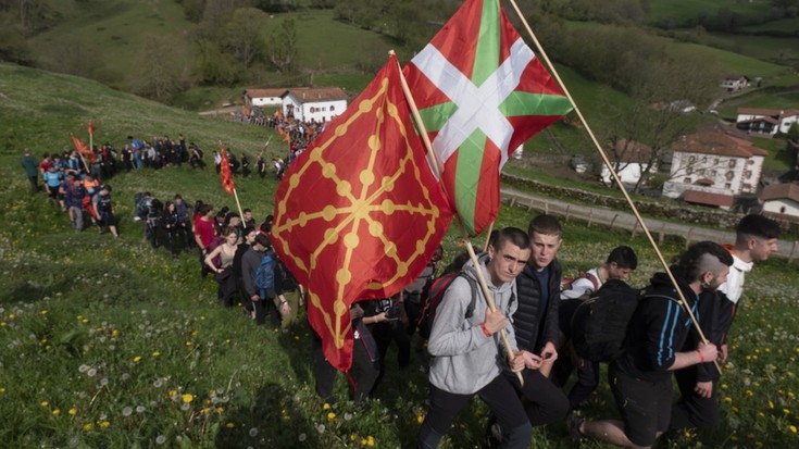 Ernaik eta Sortuk hispanitatearen eguna salatzeko mendi martxa antiespañolista antolatu dute
