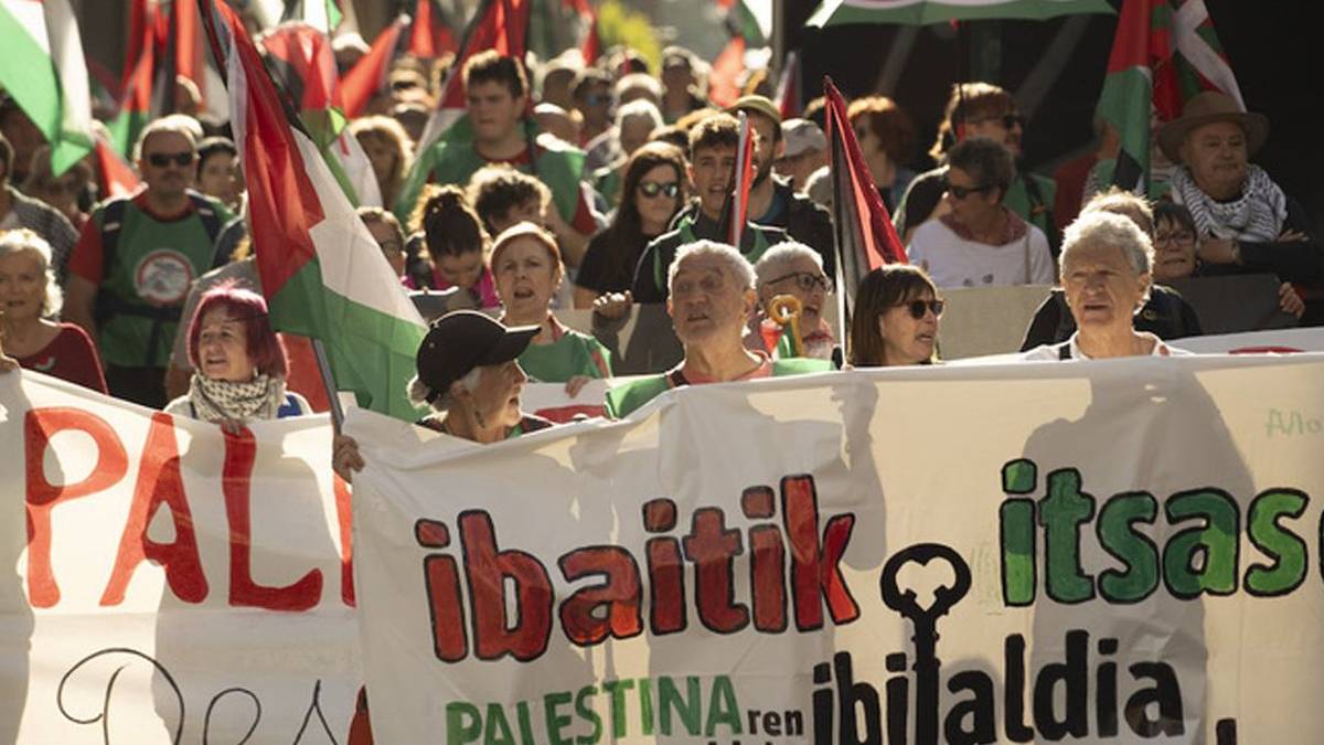 Zokoburun itsasoratuko da larunbatean Palestinaren aldeko elkartasun olatua