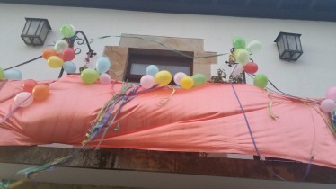 Leiho eta balkoiak apaintzeko deia luzatu du Ihauteriek karietara Irungo Alde Zaharra San Juan auzo elkarteak