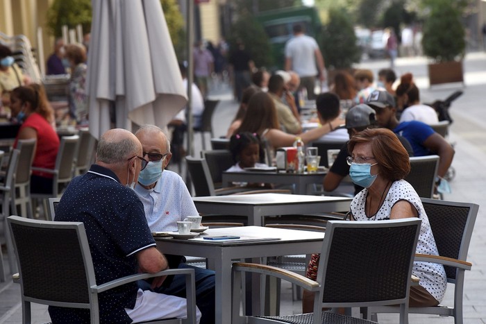Hilabete luzez itxita egon eta gero, ostalaritzak persianak igo eta ateak zabaldu ditu