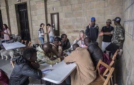 Egunero 15 bat migrante jasotzen ari da Harrera Sarea Irunen