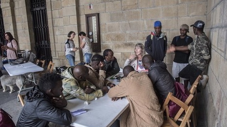 Egunero 15 bat migrante jasotzen ari da Harrera Sarea Irunen