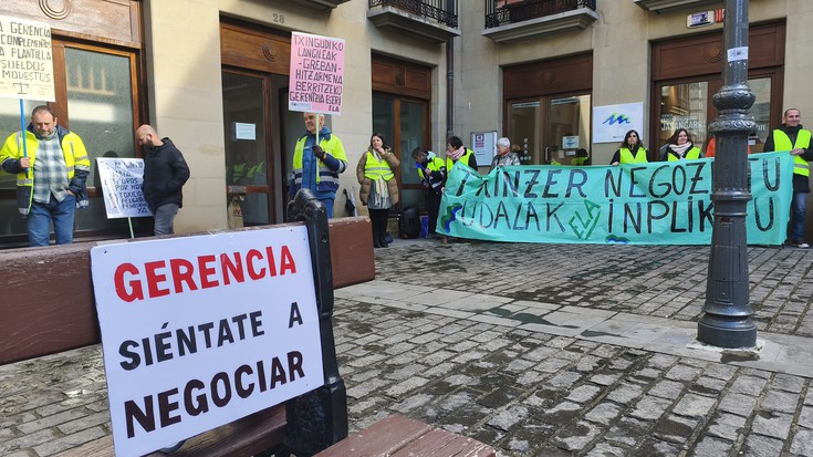 Txinzerreko langileek greba mugagabera joko dute bihar negoziazioan aurrerapausorik ez dagoelako