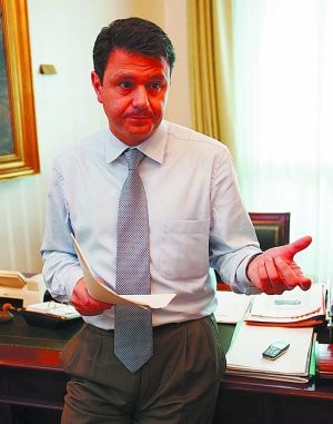 Ikerketa batzordea osatzeko mozioa begi onez ikusten du Santano Irungo alkateak