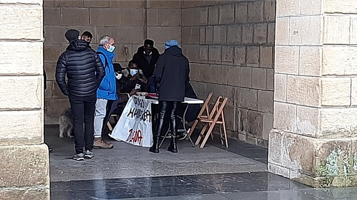 Penintsula osoa hiru egunez tresbeskatu ondoan, "gosetuak eta hotzez dardarka" heltzen direla salatu du Irungo Harrera Sareak