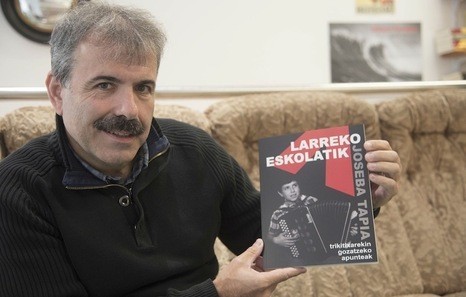 "Larreko eskolatik" liburua aurkeztu du Joseba Tapiak Urruñan