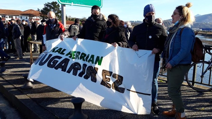 Mugak hestearen aurkako mobilizazio jendetsuak 