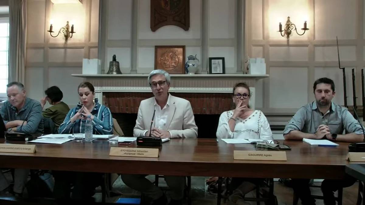 Polemika piztu da Urruñan auzapez berriaren lehen erabakiekin