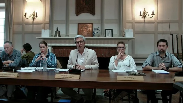 Polemika piztu da Urruñan auzapez berriaren lehen erabakiekin