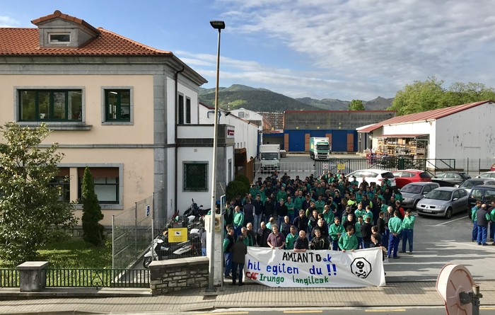 Amiantoagatik kaltetutako langileen sustenguz manifestaldia egin dute CAFeko langileek