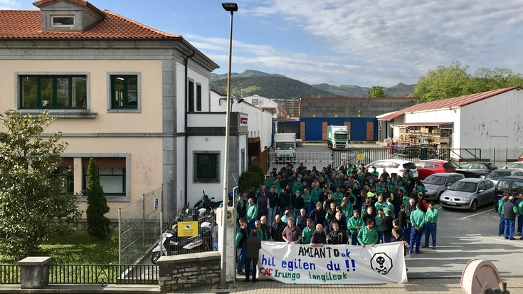 Amiantoagatik kaltetutako langileen sustenguz manifestaldia egin dute CAFeko langileek 