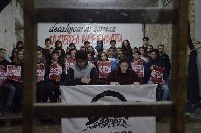 "Desalojoaren aurrean, gaztetxea defendatu" kanpaina abiatu du Hondarribiko gazte asanbladak