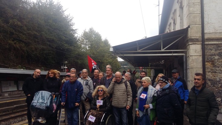 Renfek hiru elbarritu salatu ditu,  Irun-Brinkola aldiriko trena 5 minutuz atzeratzeagatik, irisgarritasuna aldarrikatzeko mobilizazioetan