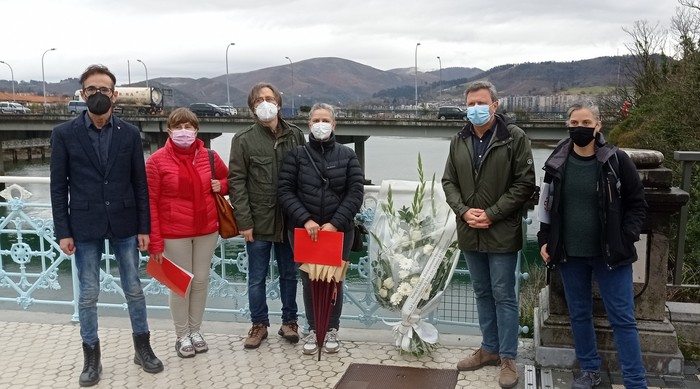 Naziek deportatutako 27 irundarrak omendu dituzte Avenida Zubian