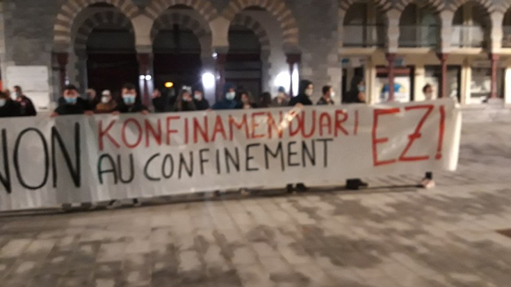 Herriko Etxe aitzinean elgarretaratzera deitu dute biharko, gobernuaren gehiegikeriak salatzeko