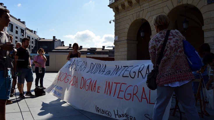 Asteburu honetan 9 migrante erakunde publikoek martxan jarritako zerbitzuetatik at lo egin dute 