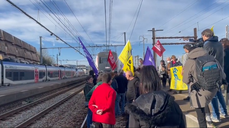 Hendaia-Parise trena blokatu dute, erretreta erreformaren kontrako presioa atxiki nahian