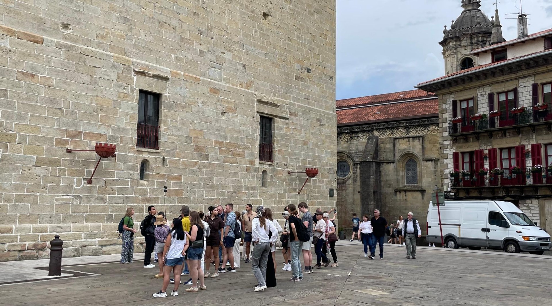 Turista talde antolatuak 28 lagunetara mugatzeko arau berria aplikatzen hasiko dira Hondarribian