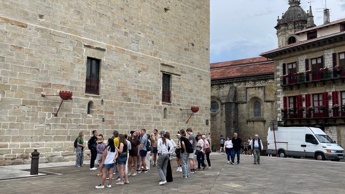 Turista talde antolatuak 28 lagunetara mugatzeko arau berria aplikatzen hasiko dira Hondarribian
