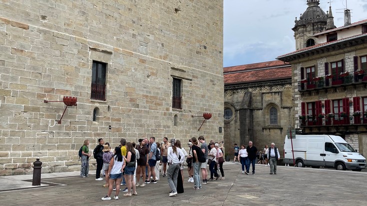 Turista talde antolatuak 28 lagunetara mugatzeko arau berria aplikatzen hasiko dira Hondarribian
