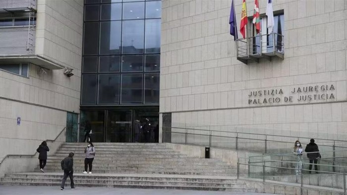11 adingaberi eraso sexualak egiteagatik salatutako Hondarribiko surf irakaslearen kontrako epaiketa hasi da