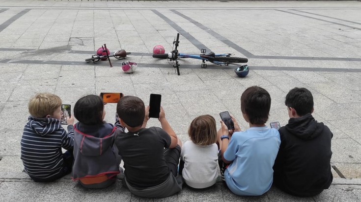 Seme-alaben jauzi digitala mugatzeko dekalogoa aurkeztu dute Toki Alaiko gurasoek