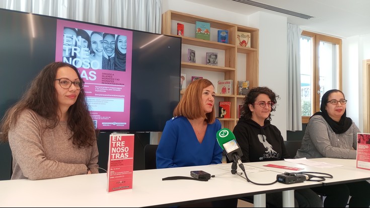 'Gure Artean': Hango eta hemengo emakume irundarren elkartasun sareak josteko programa bueltan da