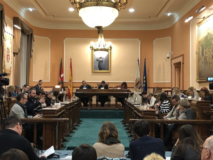 Ikerketa batzordea onartua izan da, Sozialistak azalpen eskean bakarrik geldituz