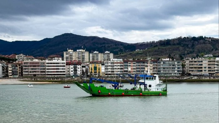 "Trézence" ontzia iritsi da Txingudiko badia eta Bidasoa dragatzeko